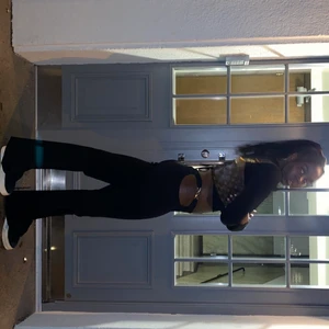 Cutout trousers - Här har du ett par balla och festliga byxor med cutouts på sidorna. Väldigt sköna och perfekt för dig som vill känna dig bekväm på festen.