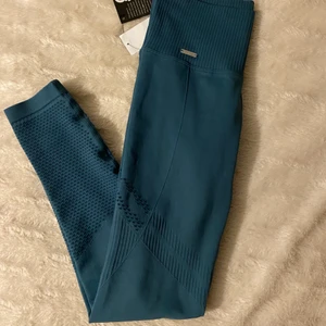 helt nya aimn-träningsbyxor - säljer HELT oanvända tights från aim’n i strl S. råkade beställa fel färg och kan inte returera de längre :(  NYPRIS 600 kr, säljer för 250 plus frakt som köparen står för. kan också mötas i centrala stockholm. vid snabb affär kan jag bjuda på frakten <33