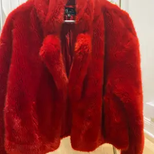Super fin röd pälsjacka från Zara i strlk S. Använt 2 tillfälle. 