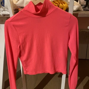 H&M - Neon rösa topp från H&M . Kan såklart mötas upp men om den ska skickas står köparen för frakten<3