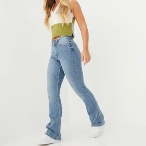 NELLY Jacqueline de Yong Jeans - Högmidjade flare/bootcut jeans från Jacqueline de Yong inköpta på Nelly.com Storlek W27/L32 I gott skick, ursprungspris 399:-