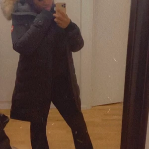 Canada goose lorette parka  - De dags för mig att byta vinter jacka eftersom den blivit lite tajt så säljer min goose som jag bara använt vintern 2020, jag då köpte för 11 890kr men säljer den nu för 6600(sista priset) kvittot finns kvar kan även skicka fler bilder