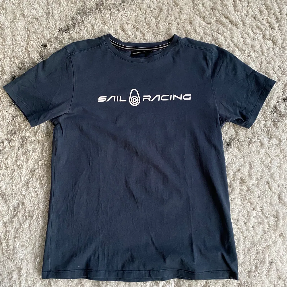 En Sail Racing t-shirt i bra skick. Storlek 170. Skriv för frågor eller annat :). T-shirts.