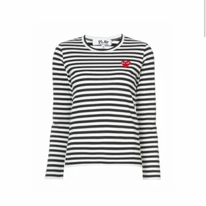 Cdg tröja - Cdg tröja i väldigt gott skick. Passar perfekt en xs/s! Har endast använt tröjan en gång då den inte riktigt är min stil längre tyvärr. Nypris 1.400kr men säljer den nu för 700kr. (Pris kan diskuteras) Ni står för frakt💕💕