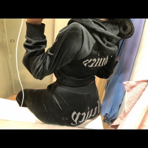Juicy Couture set  - Säljer mitt Juicy Couture i storlek M pågrund av fel storlek, använd några fåtal gånger. Men fortfarande i ett mycket bra skick. Hela setet säljer jag för 800, sen en del av setet antingen byxor eller topp för 500 styck. Köparen står för frakten 💕💕💕