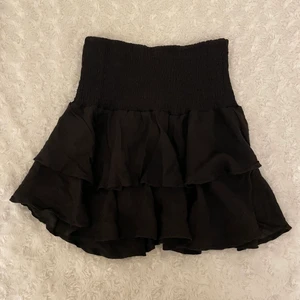 Svart kjol - Säljer en super fin kjol! Aldrig använt så säljer pga det❤️ säljer för 40kr + frakt