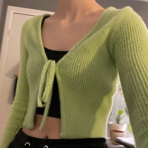 grön kofta från Urban Outfitters strl XS - Jättemysig fluffig grön kofta från Urban Outfitters!!! Storlek XS men passar mera som en XXS. Skriv till mig för fler bilder eller svar på frågor <3