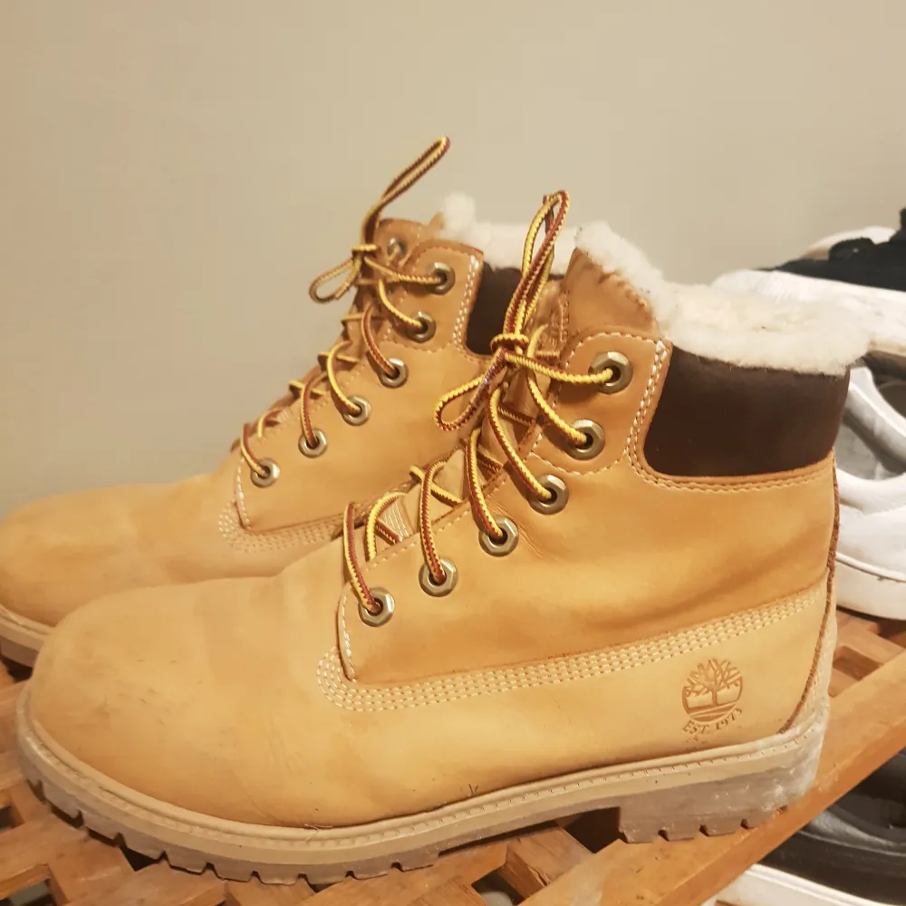 Superfina Ull fodrade timberlands! Ytterst lite använda och endast små små skavanker. Passar strl 38-40! Jättevarma och toppenfina! Väldigt varma och rejäla. Modellen är för kvinnor men passar även män. Nypris: ca 2000 kr. Hör gärna av dig:. Skor.