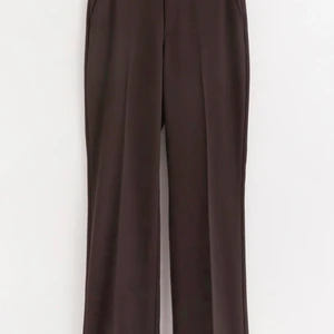 Mörkbruna byxor - Säljer dessa sjukt snygga byxor i mörkbrun färg då de tyvärr inte kommer till användning hos mig. Byxorna är använda två gånger så de är som nya. De har extra långa ben, höga i midjan och är i storlek 34. Köpta för 499:- säljer nu för 150:- så passa på att fynda 😊 