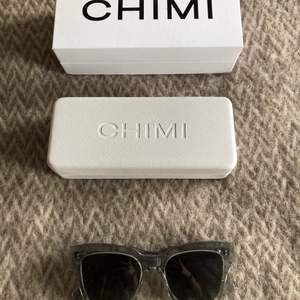 säljer mina så snygga gråa chimis i modellen 07 grey, köpta på Chimi-hemsidan för 1100 kronor💘 har endast använt de några gånger och är därför i jätte bra skick, mitt pris är 600 kr, frakt tillkommer!💕