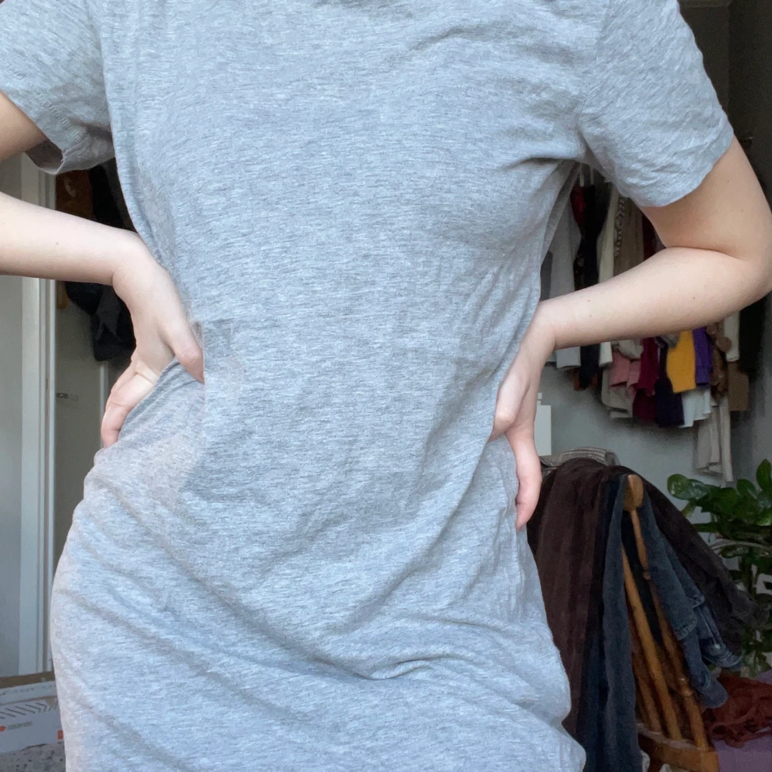 GRÅ T-SHIRTKLÄNNING - 90