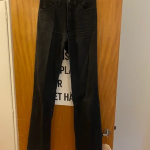 Acne Jeans, 28/34 - Acne Jeans, 28/34 Material: 98% Bomull, 2% Elastan Hög i midjan och lååånga ben😍 Lutar mot en bootucut modell men inte riktigt lika tajta i benen.  Har en liten skavank i form av en lös tråd på insida ben, se bild! Annars bra i skick!