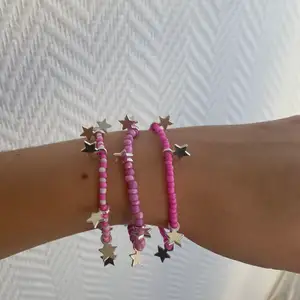 Säljer egengjorda armband, 1 för 20kr och gratis frakt, 2 för 25, 3 för 30kr , 4 för 40kr (gratis frakt) 💗💗💗💗