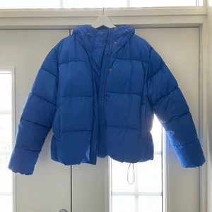 Blå dunjacka - Blå dunjacka, sparsamt använd. Köp direkt för 500