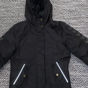 hummel jacka  - Säljer nu denna jätte fina hummel jackan i storlek 152 den är i mellan längd och är perfekt inför vintern den har guldiga små detaljer på och passar till allt💗. Är köpt för 1200 kr i Danmark men säljer den för billigare💗 den är äkta💗