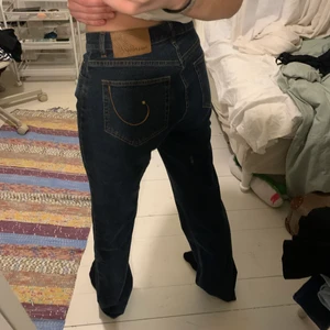 Mörkblåa Midwaited jeans - Jättesnygga mörkblåa jeans från Prêt à Porter i helt nytt skick! Storlek 38 och orginal priset är 699kr (har prislappen kvar)💘 köparen står för frakt