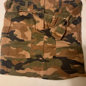 Militärkjol  - Skit snygg militärkjol från hm. Kjöpt secondhand. Använd 1 gång. Funkarperfekt nu till vintern. Säljer pga för liten storlek. Frakt tillkommer💕