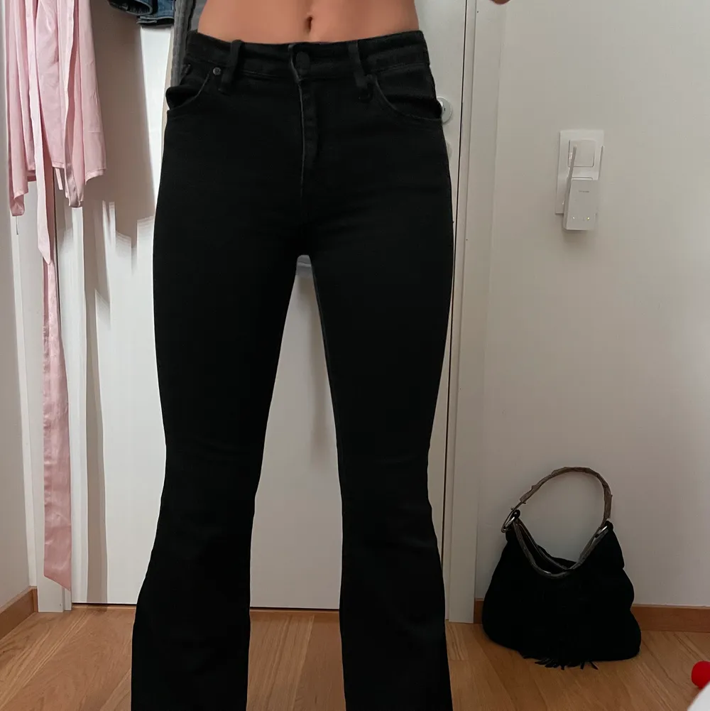 Jättesnygga svarta bootcut jeans från crocker! Midwaist skulle jag säga. Jättesnygga och längdmässigt lite för långa på min kompis på bilden som är 159☺️ storlek 27/32 men sitter snarare som 26/25 skulle jag säga, lite för små för mig därav säljer jag! Kan mötas upp i centrala stockholm annars står köpare för frakt!. Jeans & Byxor.