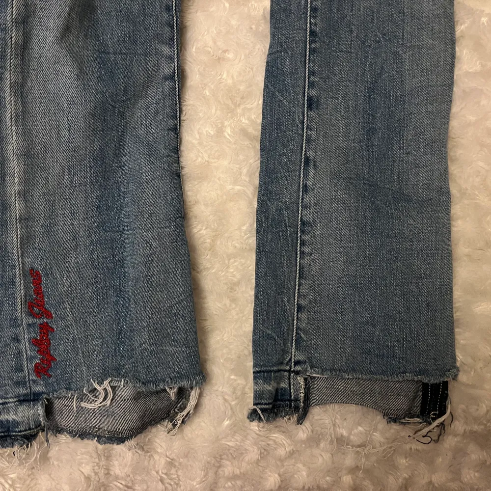 Lågmidjade Replay jeans i jättefint skick. Storlek 24 passar xs/s. Frakt tillkommer, skicka för fler bilder. Jeans & Byxor.