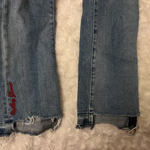 Replay jeans - Lågmidjade Replay jeans i jättefint skick. Storlek 24 passar xs/s. Frakt tillkommer, skicka för fler bilder