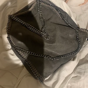 Väska  - Liknande Stella McCartney väska fast denna är i från Chelsea. Detta är endast en intresse koll då jag älskar denna väska, jätte praktiskt och skit snygg. BUDA I KOMMENTARERNA MINST 10kr MELLAN VARJE BUD