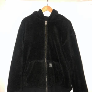 urban outfitters luvjacka  -  svart winterjacka, passar S eller M