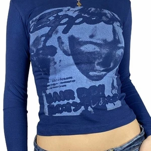 Emmiol - Cool y2k tröja. Samma tröja fast i svart. Passar S. BILDER PÅ FINNS