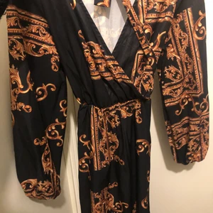 Klänning - Säljer denhär fina klänning för att jag inte haft den till nån använining, köpter förra sommaren och bara användes 1 gång, så den är i en bra skick utan några fläckar.