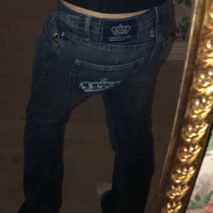 Victoria Beckham jeans - Säljer min så snygga Victoria Beckham jeans som är lågmidjade dem är i bra skick och knappt använda, innebensländen är 86 och midjemåttet är 80/81! ✨💕Kontakta mig privat via intresse💕✨ (endast seriösa köpare har fått jätte många som skriver att dem vill köpa och sen ser mitt sms men skriver inte tilllbaka vilket jag inte orkar med!!!)