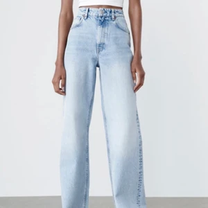 Zara ljusblåa jeans - Säljer ett par zara jeans, dom har blivit för stora och har fått ett litet hål på knät ( ej märkbart ), och har även en liten smutsfläck som ej går bort ( men ej märkbart ) jätte snygga, kan prata pris !