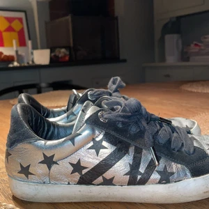 Zadig Volitare sneakers - Detta är ett par limited edition sneakers från Zadig volitare! De är sååå snygga men kommer inte längre till användning. Tror jag har kvar lådan men inte kvitto, de är ÄKTA!  Nypris: 4500kr de går inte att få tag på!