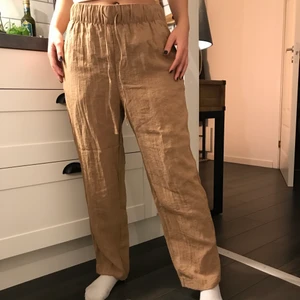 Linnebyxor - Bruna (HELT NYA) linnebyxor från H&M. Endast prövade, annars helt nya. Budet är bindande så vinner du budgivningen så köper du plagget!❤️