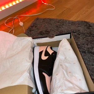 Air Jordan 1 Low Crimson Tint (GS) - Helt nya fina Jordans, köpte i fel storlek. Kan mötas upp i Malmö. Kan även skicka det men ni för stå för frakt. 