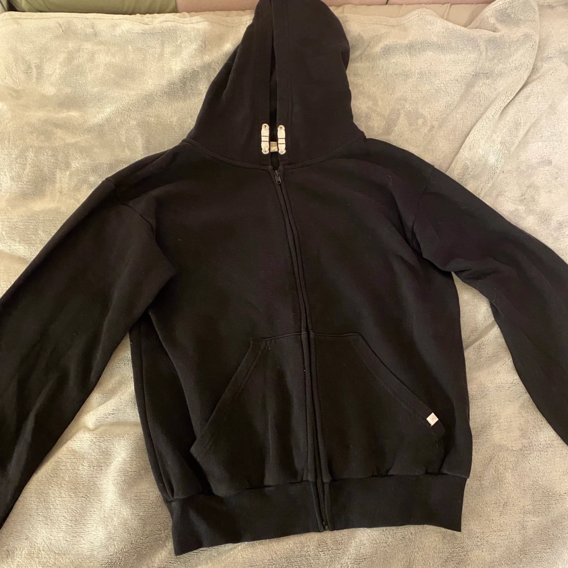 Vanlig svart zip up hoodie