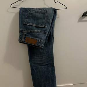 mom jeans med hål i bra skick, assköna! köpta på jeansbolaget för 600:-