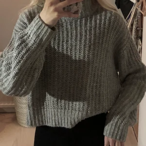 Stickad grå tröja från H&M - Jättemysig grå stickad tröja från H&M. Storlek XS. Säljs eftersom den inte tyvärr används längre. 3 för 2!⚡️⚡️