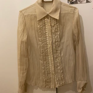 skjorta - så fin beige skjorta som tyvärr inte kommit till användning hos mig :/ trasig vid knäppningen men det går att lagas, hör av er för mer bilder!