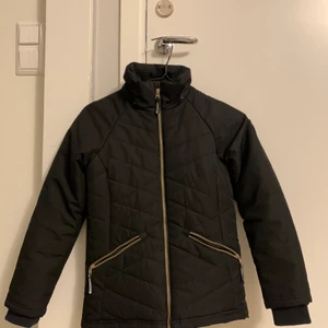 Vinterjacka  - Fin jacka. Köpte 500 kr. Använd några gånger. Ny skick 