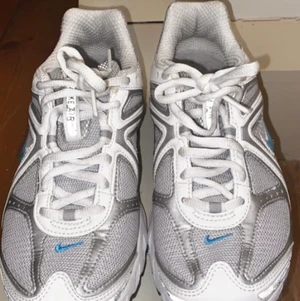 Nike Air - Ganska så nya använt 2 gånger så i bra skick, storlek 37 