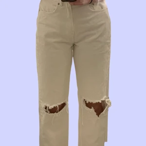 Gina tricot 90’s high waist jeans - 90’s high waist jeans från gina tricot, bra skick och bara använda fåtal gånger. säljer pga att de inte kommer till användning. de är avklippta och passar någon som är runt 160 cm. stl 32