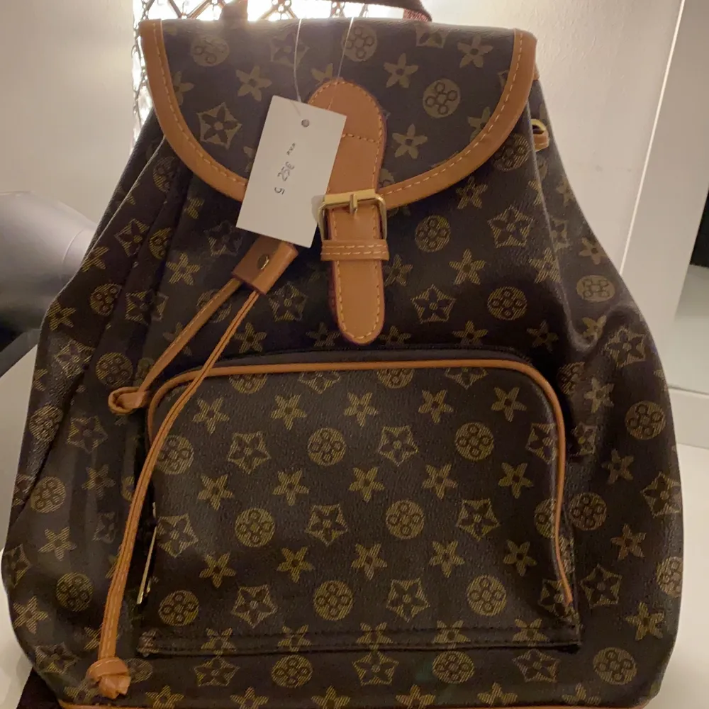 Säljer denna nya ”fake Louis Vuitton” väskan som jag köpte i Spanien för 250 kr. . Väskor.