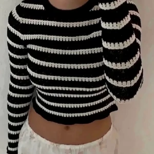 Zara tröja - Säljer denna super fina slutsålda zara tröja, storlek M men passar mindre🥰 Spuetfint skick använd en gång❤️Startar budgivningen på 200kr+ frakt, köp direkt för 400kr+frakt! om fler intresserade budgivning😋kan även mötas up i stockholm