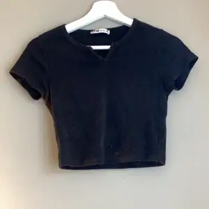 Croppad t-shirt med ”v-ringning” i stl xs