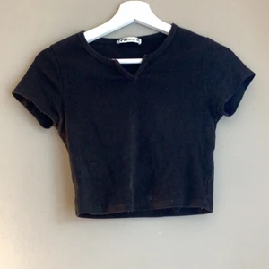 croppad t-shirt med ”v-ringning” i sl xs - Croppad t-shirt med ”v-ringning” i stl xs