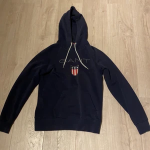 Gant Hoodie  - Mörkblå Gant-hoodie i storlek xs💞 gott skick, köparen står för frakt💞