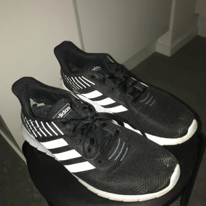 Adidas running shoe - Storlek 42 pytte hål i framfot vänster sko