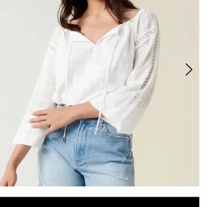 Blus från Forever New  - Från Forever New, designmärke från Australien. Storlek 4, vilket motsvarar XXS. Ny i original förpackning. Ny pris 698 kr.  Storleken är dock större än normalt. Personen på bilderna bär storlek XXS.