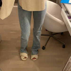 Blå jeans  - Säljer dessa snygga jeans med slits och ett håll på det högra knäet. Säljer då de tyvärr inte kommer till användning längre. Storlek S men passar även XS💜💜 väldig långa även på mig som är en 1,74!