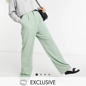 Kostymbyxor  - Superfina gröna byxor från Stradivarius, Jätteskönt material men används tyvärr inte längre.