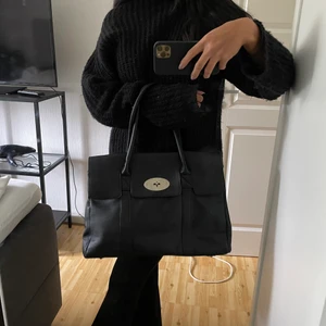 Snygg svart väska med detalj  - Stor väska som rymmer mycket. Aldrig använd utan endast legat i garderoben. Hämtas i malmö eller fraktas 